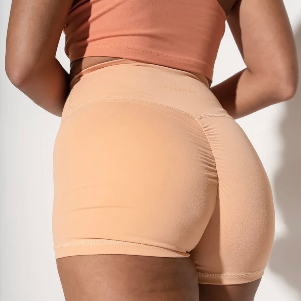 2.5" YOGI SCRUNCH SHORT - BELLINI